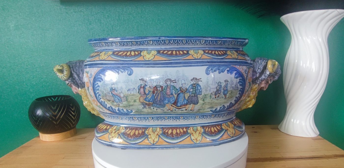 Grande Jardinière d'Apparat HB Quimper – Décor Danses Bretonnes & Blason