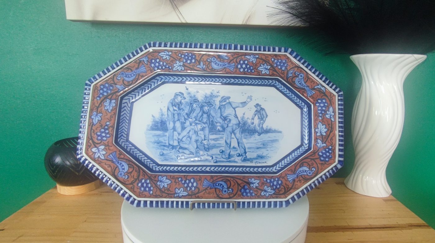 Rare grand plat HB Quimper XXe — Scène des joueurs de boules d'après Théophile Deyrolle